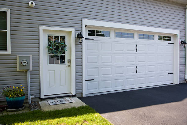 24/7 Emergency Garage Door Panel Replacement experts in Canutillo, TX